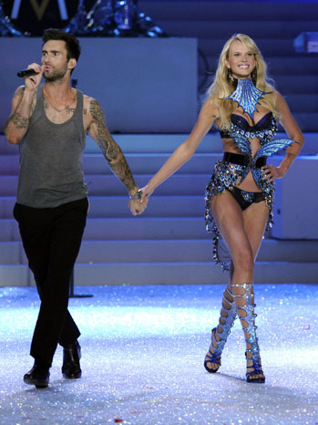 vs9.jpg - Adam Levine of Maroon 5 performs with model Anne Vyalitsina during the 2011 Victoria's Secret Fashion Show at the Lexington Avenue Armory on November 9, 2011 in New York. The show will be broadcast on November 29 on CBS.     AFP PHOTO/TIMOTHY A. CLARY (Photo credit should read TIMOTHY A. CLARY/AFP/Getty Images)